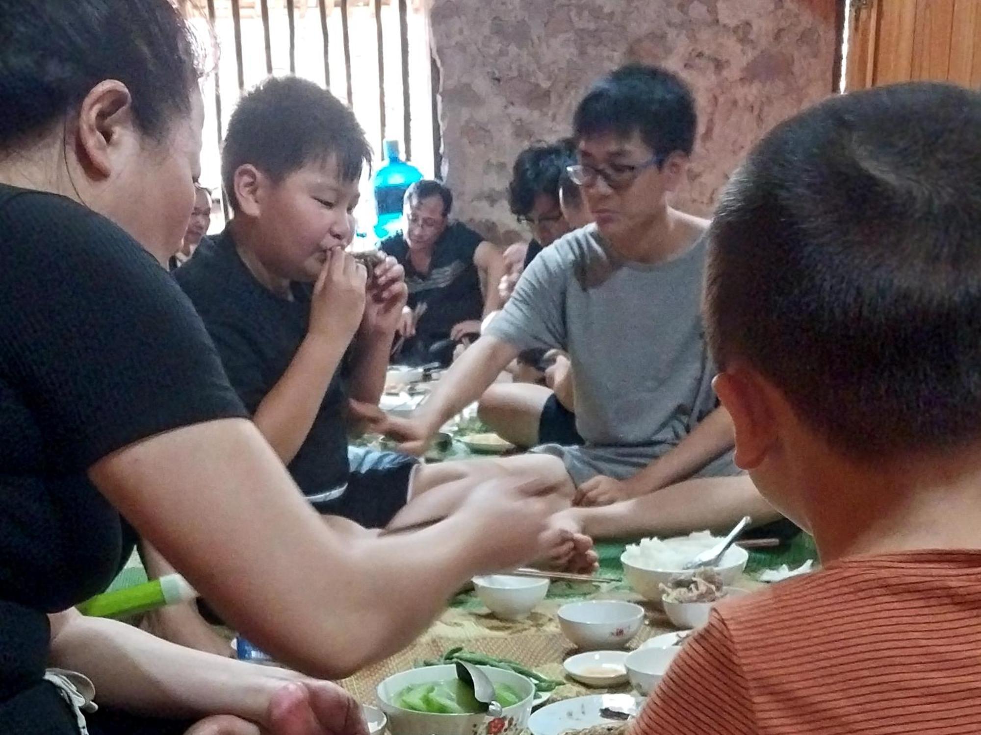 Trieu Hoan Homestay Као Банг Екстериор снимка
