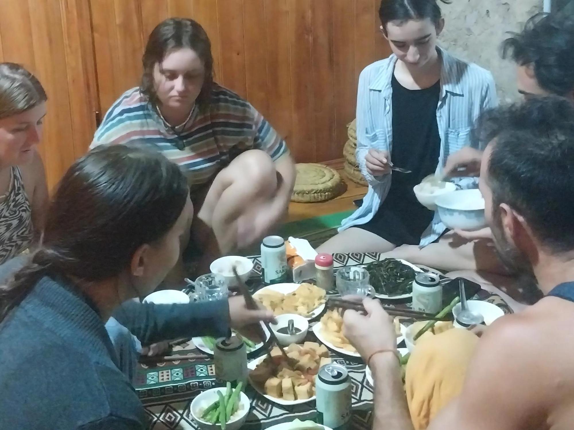 Trieu Hoan Homestay Као Банг Екстериор снимка