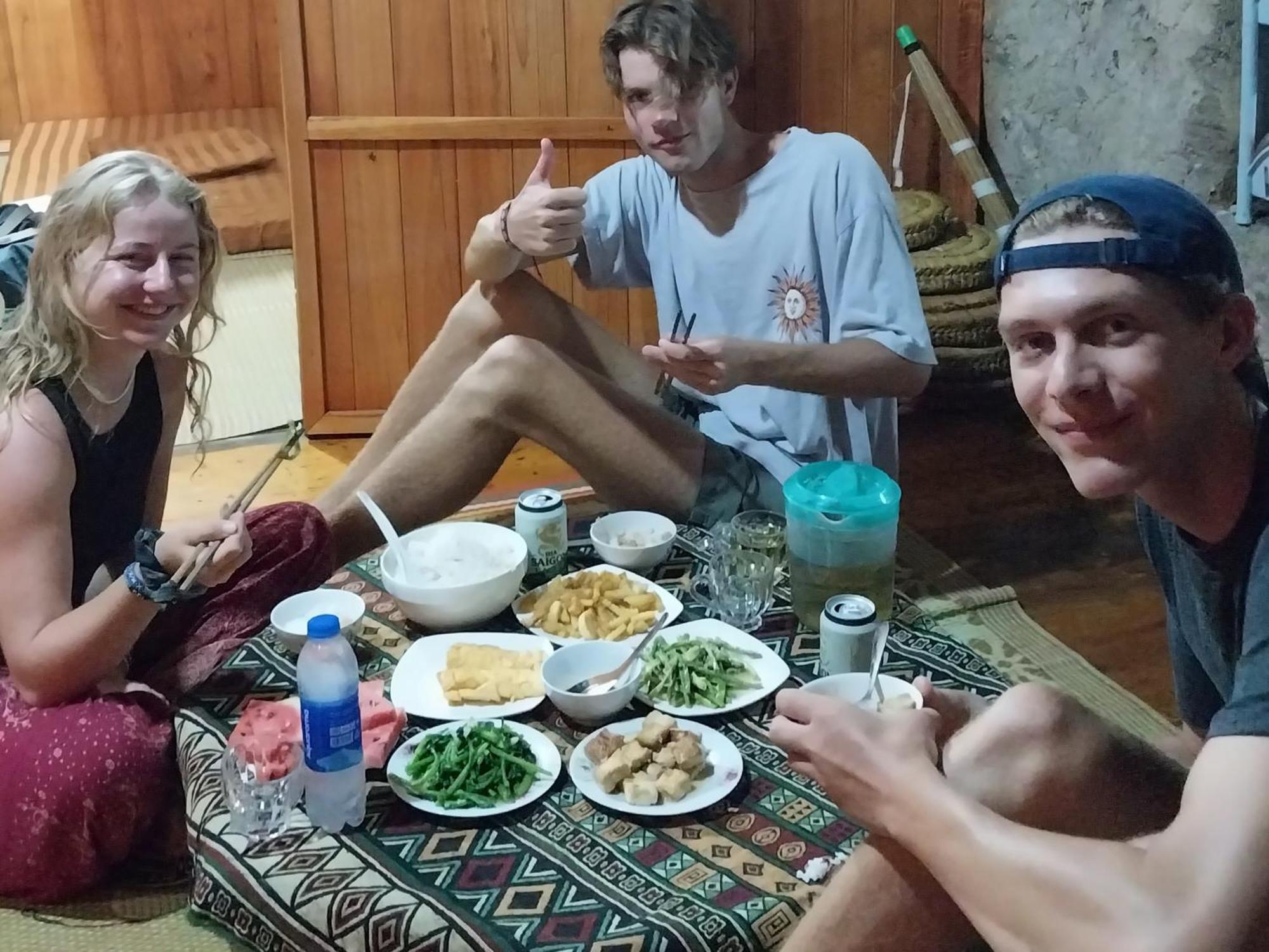 Trieu Hoan Homestay Као Банг Екстериор снимка