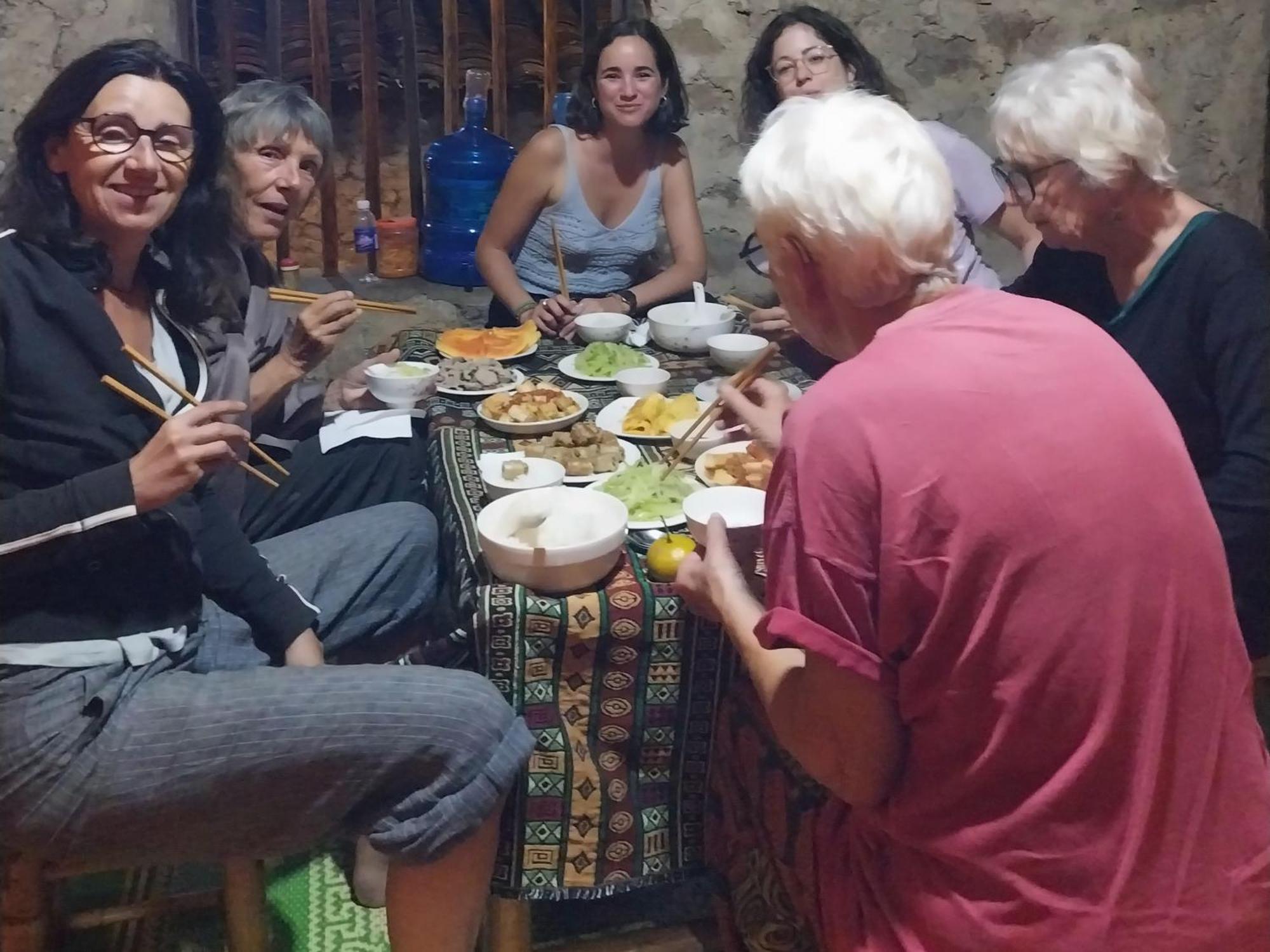 Trieu Hoan Homestay Као Банг Екстериор снимка